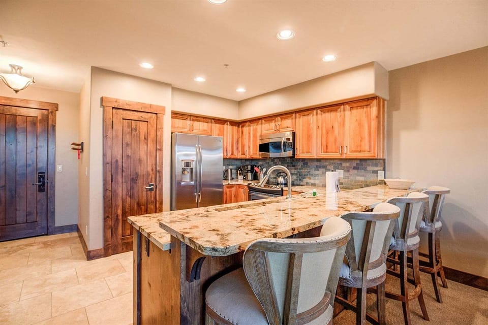 Kitchen with breakfast bar