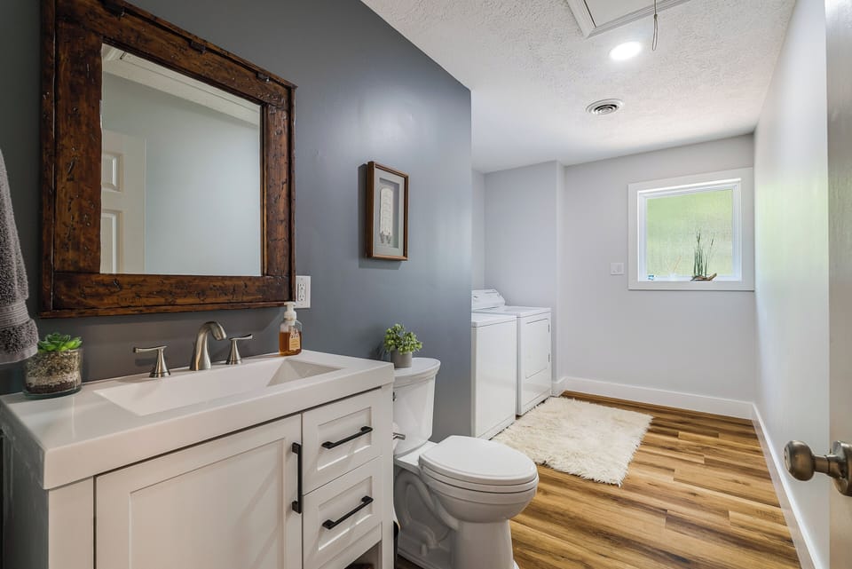 Convenient new and modern 1/2 bath on the top level. 