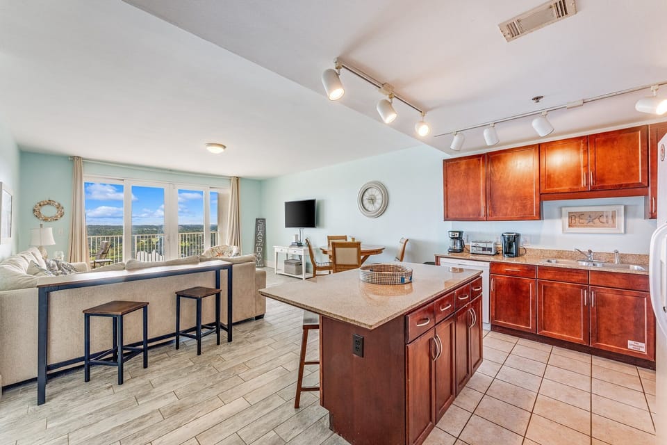 10-web-or-mls-9902-s-thomas-dr-1034