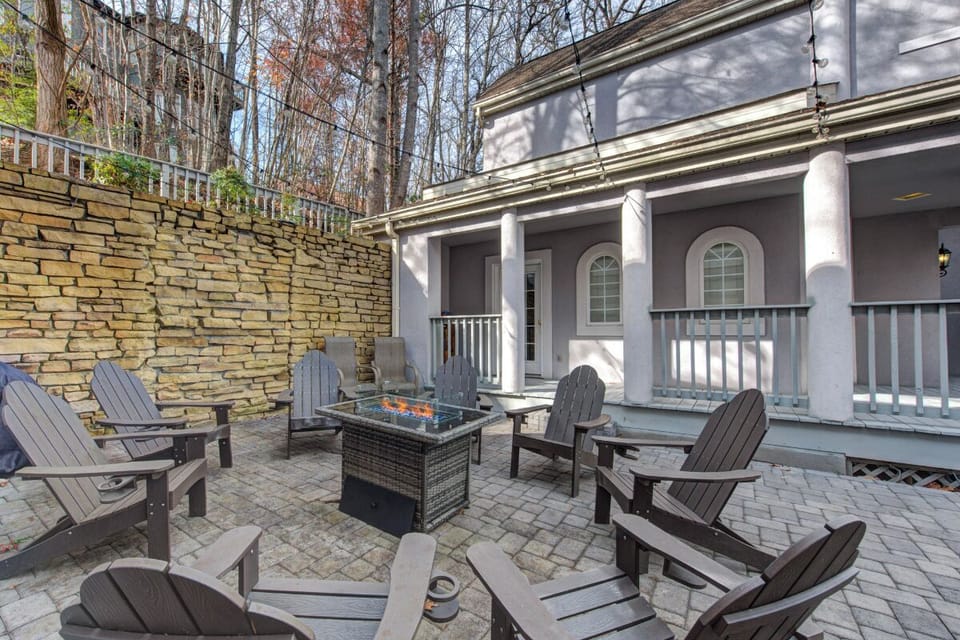 Gatlinburg Mansion's crackling firepit
