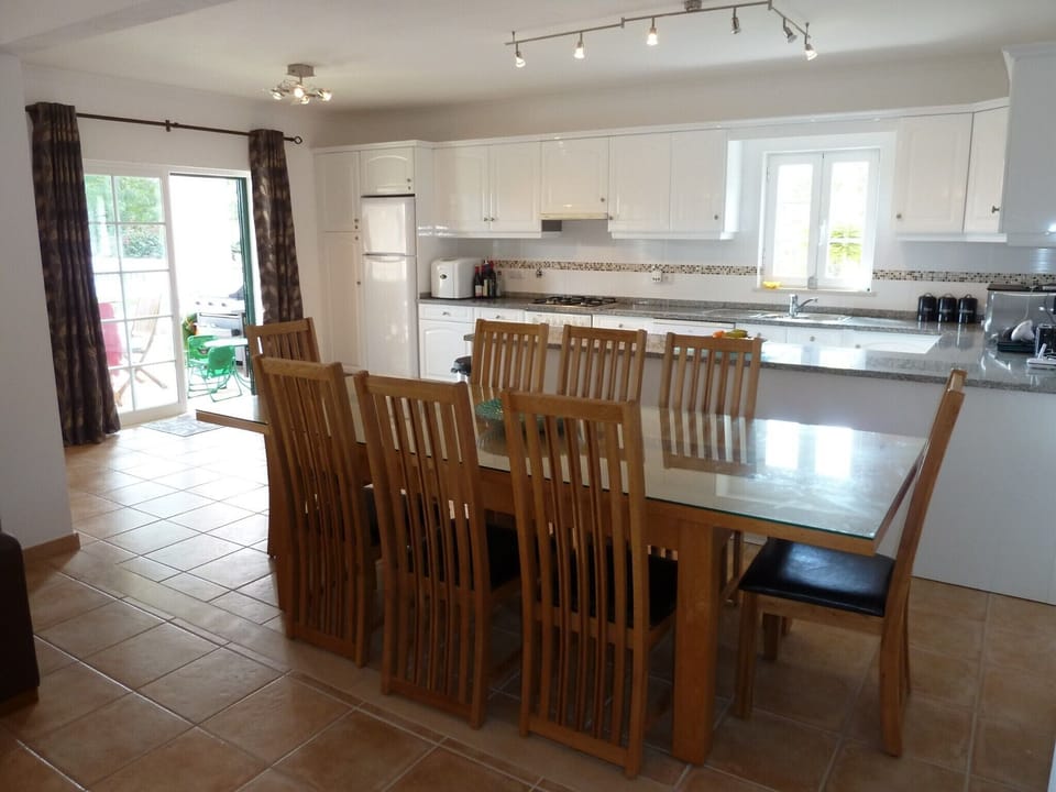 8 person dinning table in onpen plan kitchen/dinner/lounge