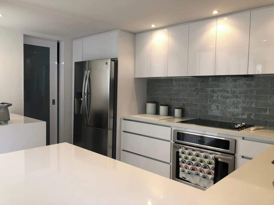 Fully equipped kitchen for your use
Flat-top stove
Conventional oven
Double-door refrigerator with ice maker
Dishwasher
Double sink
Wine Cooler