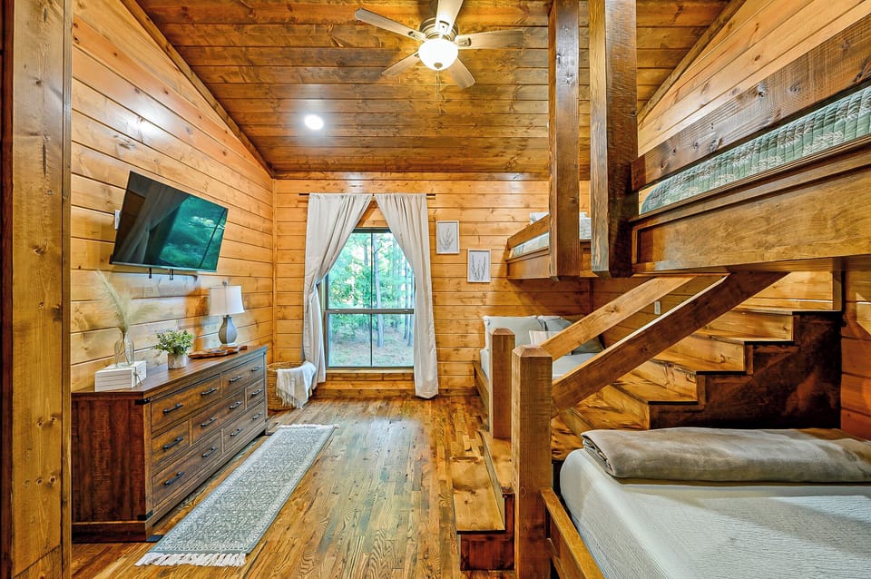 BUNK BED | 2 Twin over Full Bunk Beds, SMART TV, Dresser