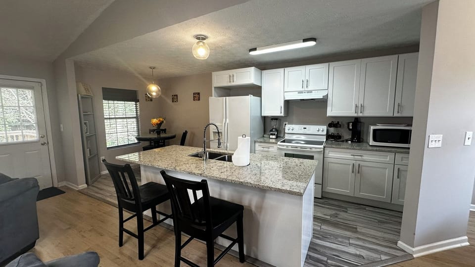 Newly remodeled kitchen with 92in bar, eat-in area