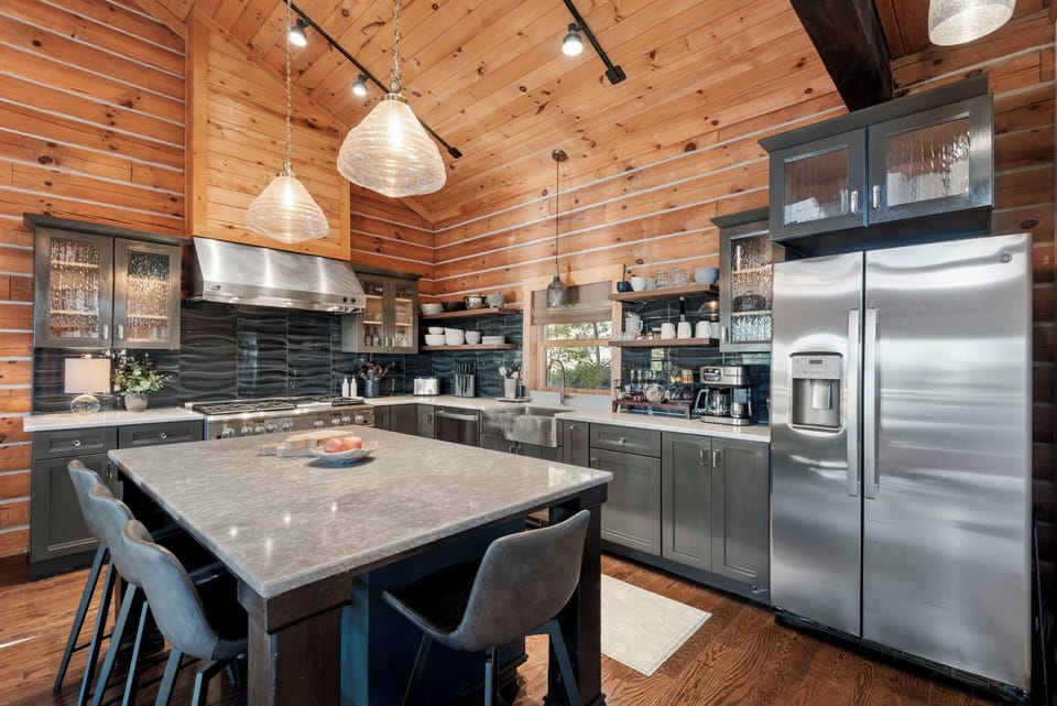 Enjoy the fully equipped kitchen for your entertaining of friends and family. 