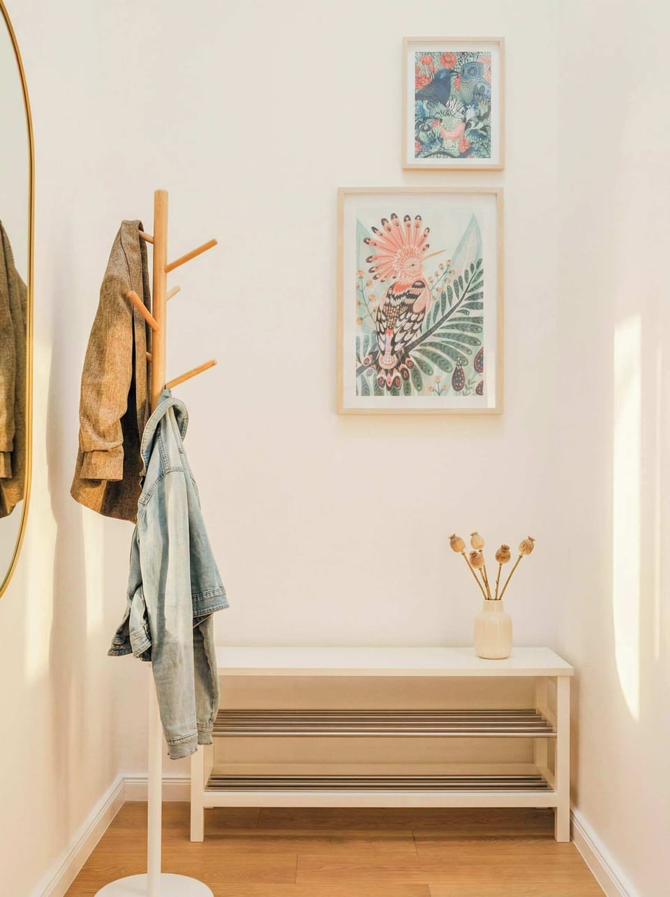 Entrance to a room with a hallway where you take off your shoes and jackets