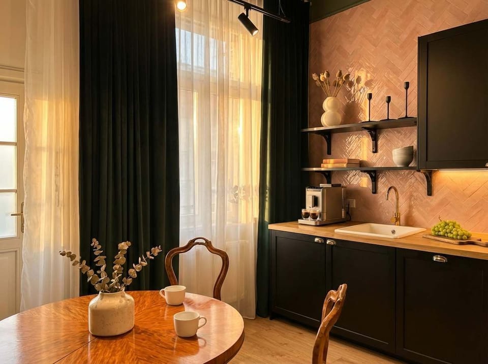 When you entre the apartment, you step into this lovely kitchen