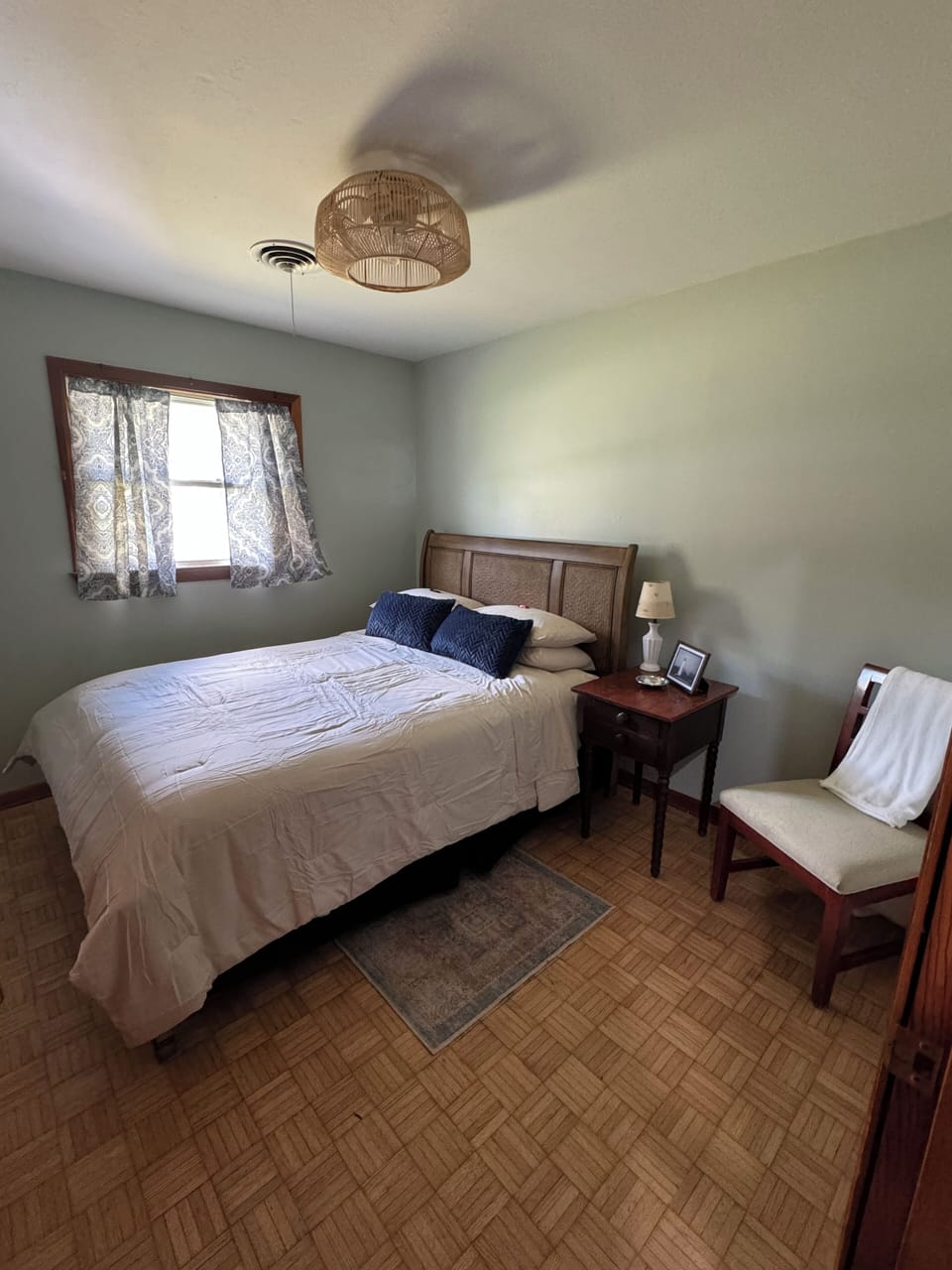 Bedroom 1- Queen size bed