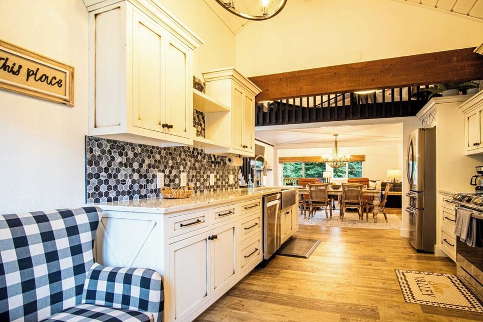 Fantastic space for cooking and entertaining!