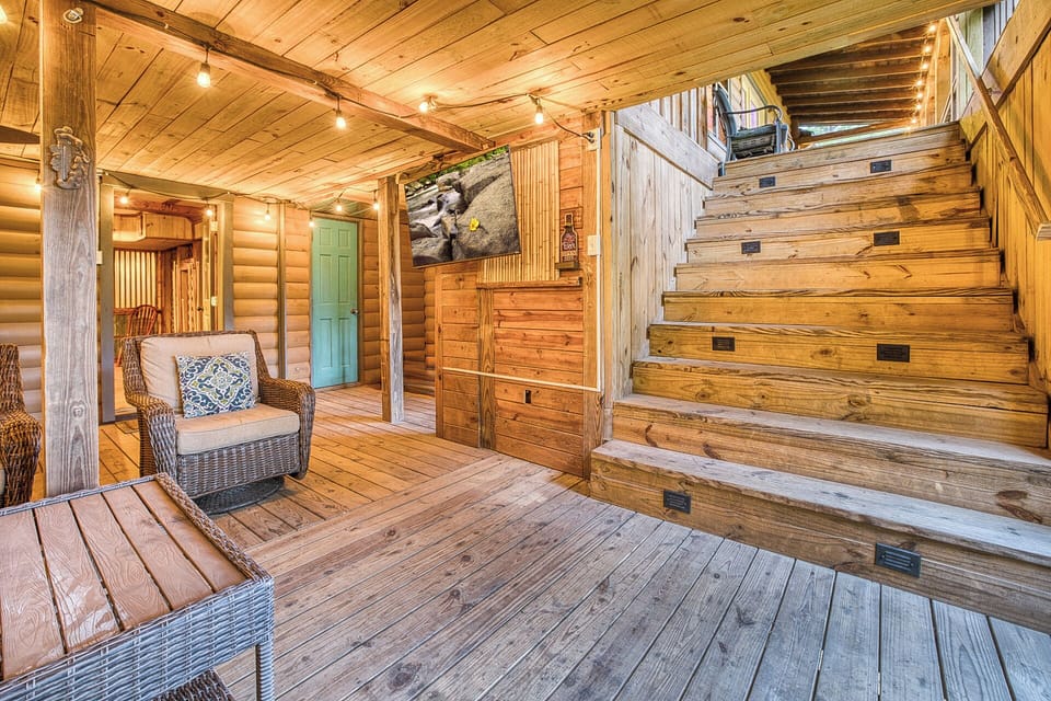 Enjoy the party deck: lounge seating, TV, Wi-Fi, games, grill, jacuzzi & more!