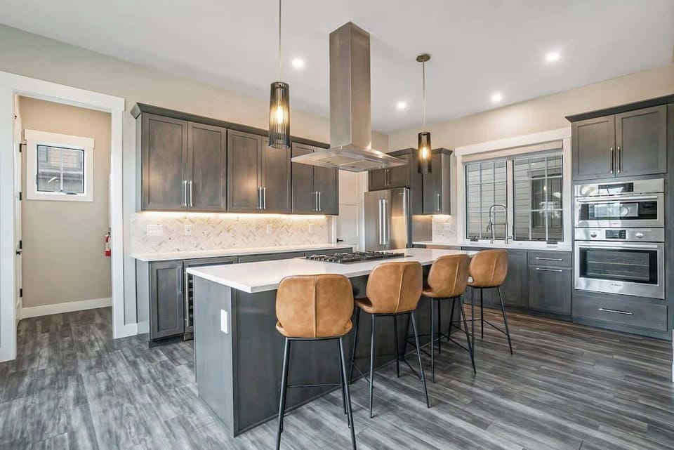 - Featuring a gas range, dual ovens, and stylish prep space, this kitchen is built for hosting
- Soft close cabinetry and bar seating blend comfort and functionality
- Ideal for families, foodies, and elevated mountain getaways