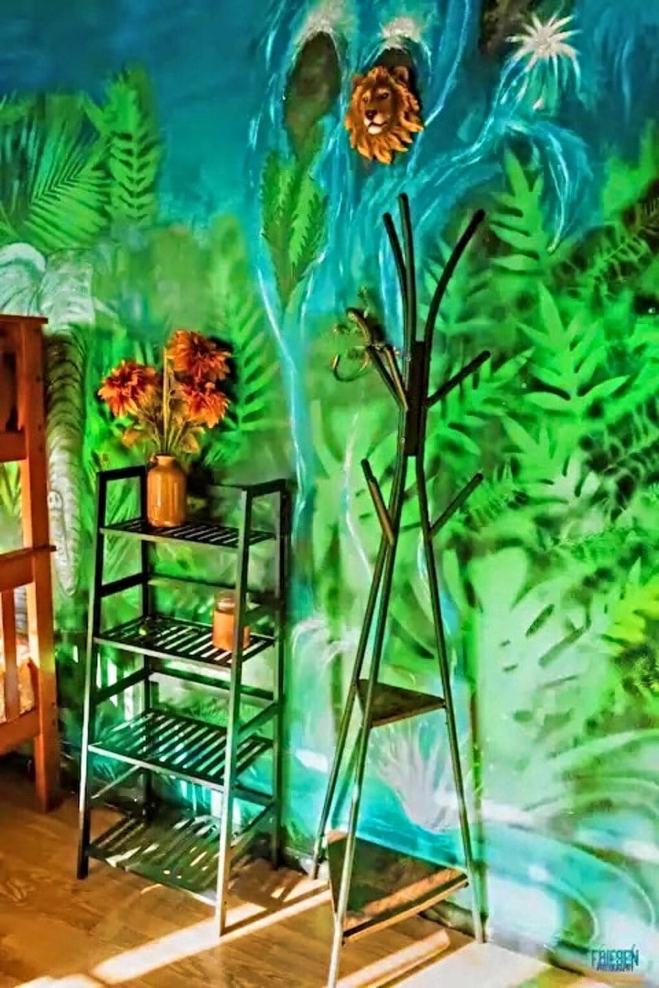 Your kids' imaginations will soar in their jungle room!