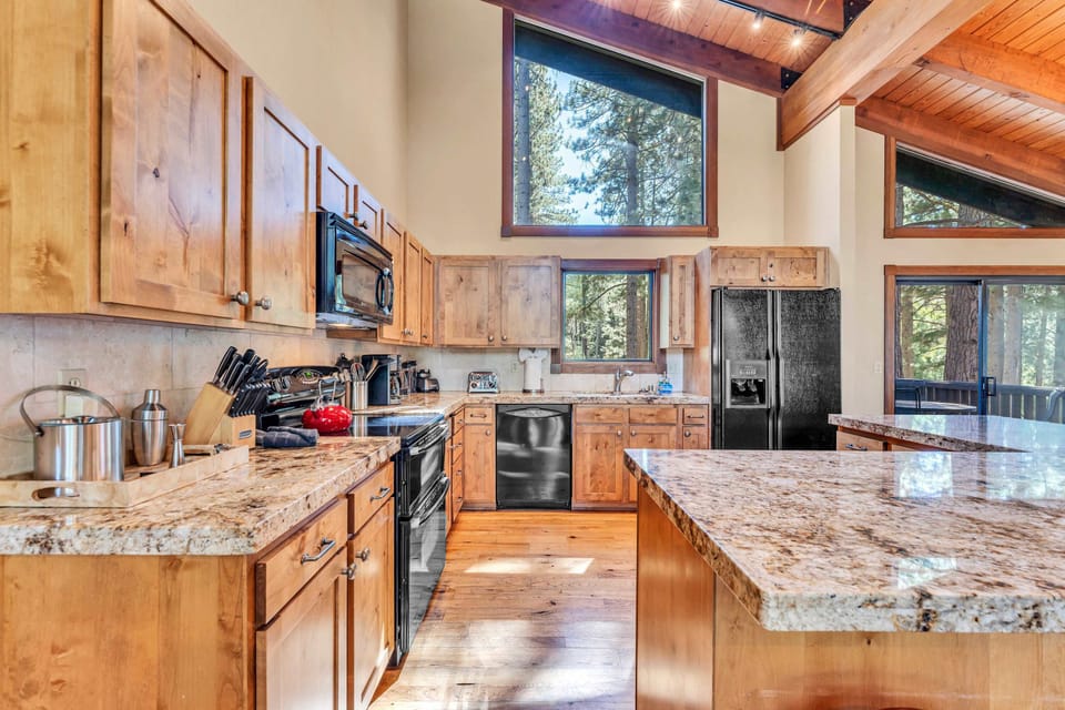 Kitchen: Well-equipped kitchen, spacious countertops, kitchen island with/3 bar stools, drip coffee maker, pizza oven 