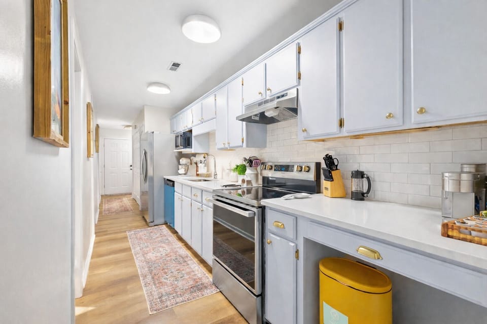 Calling all foodies! Our fully stocked kitchen has everything you could possibly need – and we mean everything! Feeling ambitious? You can even whip up homemade bread or a delicious pizza! How amazing is that?