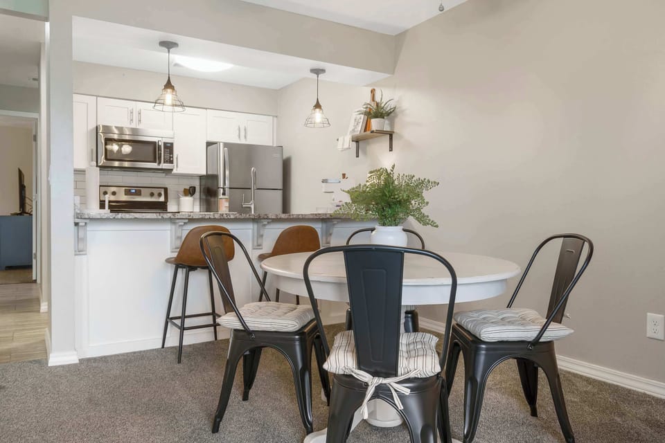 Table for 4 and additional counter seating