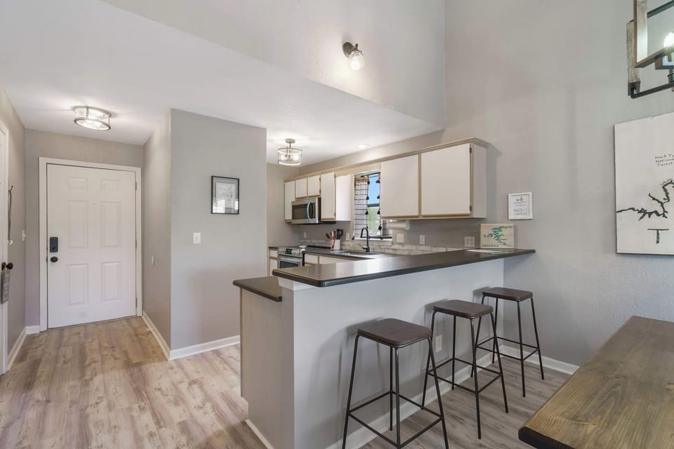 Additional counter seating and full kitchen