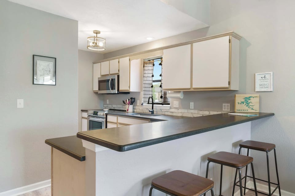 Additional counter seating and full kitchen