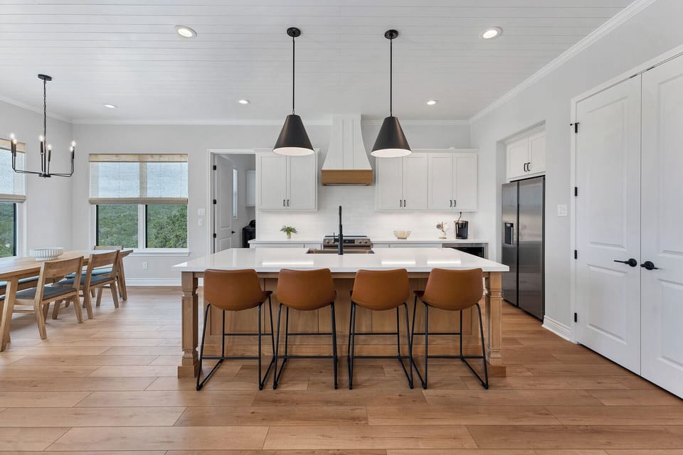 Lage kitchen with all appliances