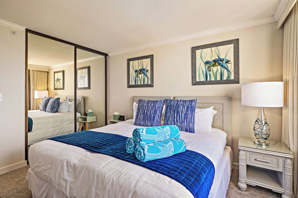 Flexible sleeping in Kaanapali Shores 903’s second bedroom with twin or king bed options.