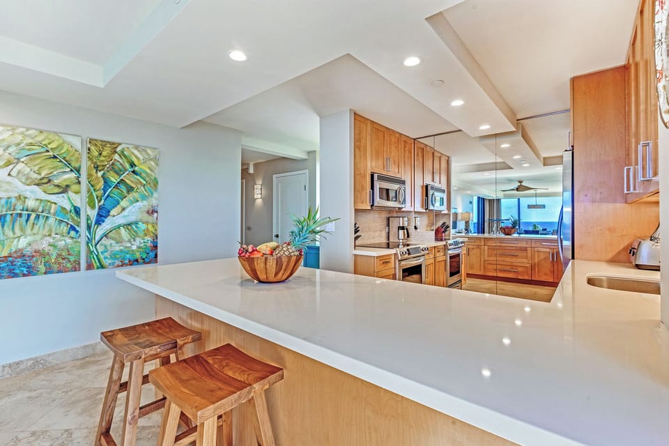 The bar for two at Mahana 1119 is perfect for coffee breakfasts or ocean-view cocktails.