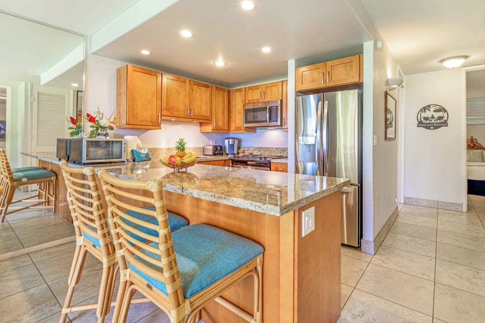 Papakea K-105’s airy kitchen makes casual meals and morning prep a breeze.