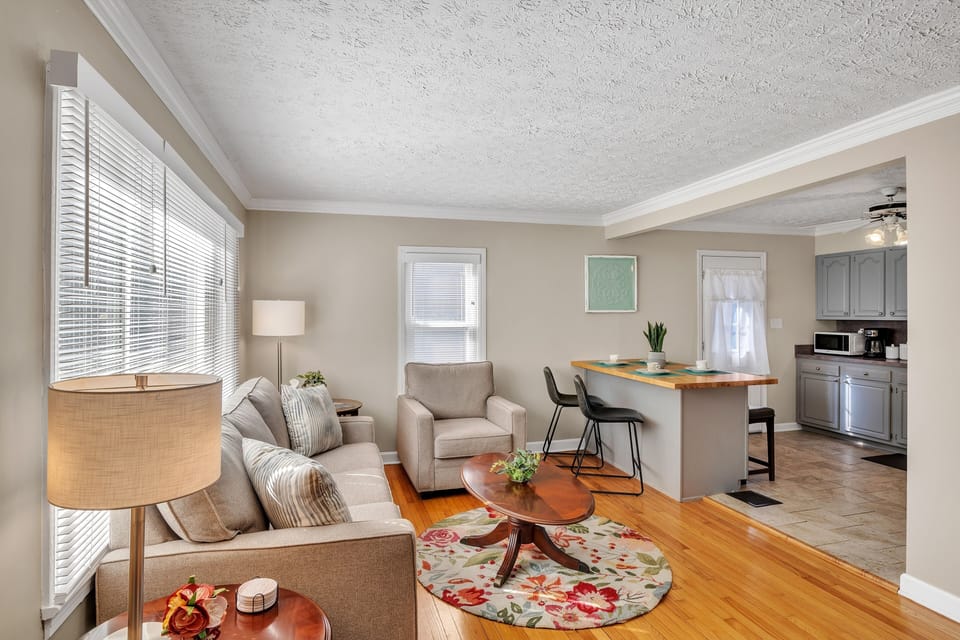 Home Decor, Furniture, Indoors, Living Room, Room