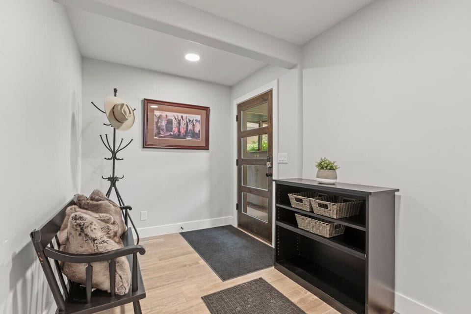 Front door and entry way, spacious and tastefully decorated