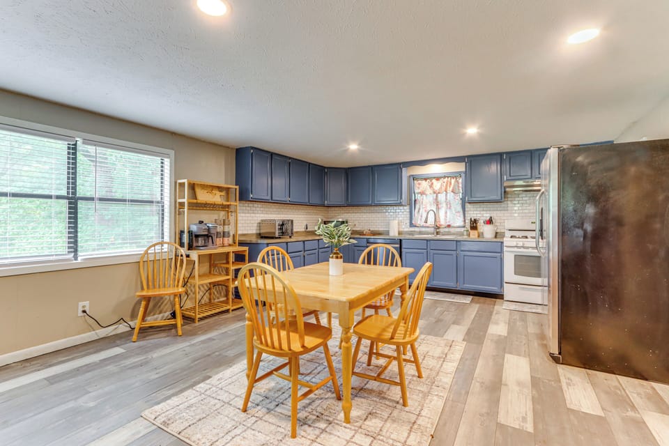 Kitchen | Dining Area | Combo Drip & Keurig Coffee Maker | Toaster Oven