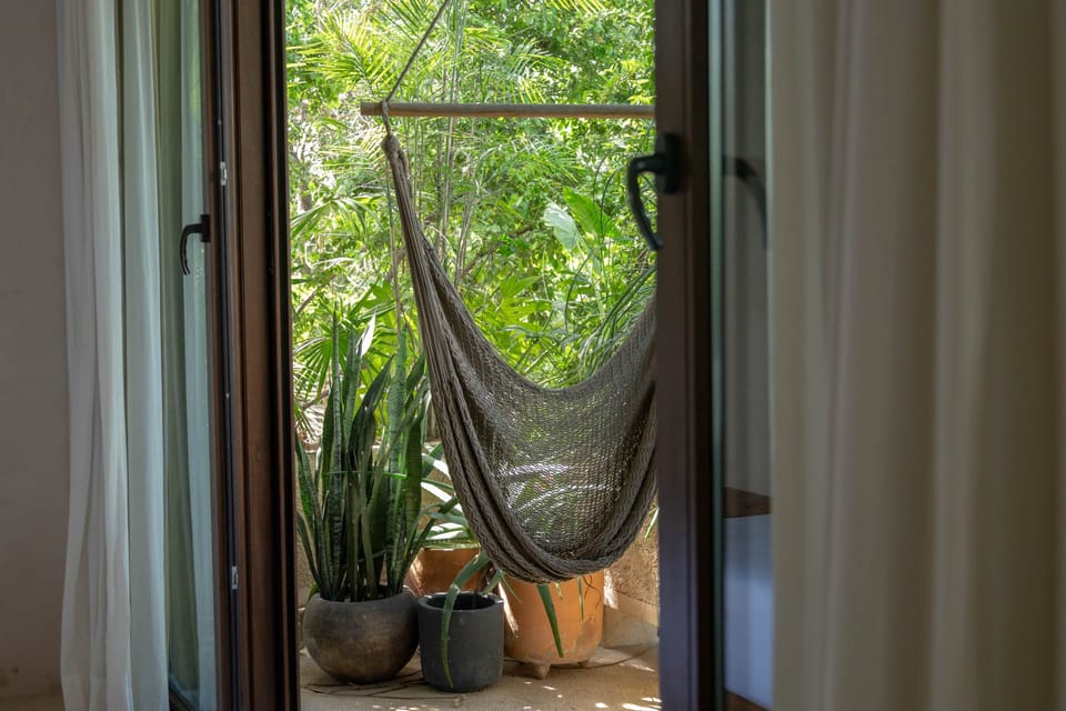 Interior / Vista desde la habitación a la terraza y alberca privada 