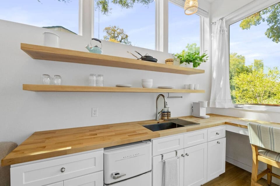 L-shaped countertops with multiple ways to best utilize the space!