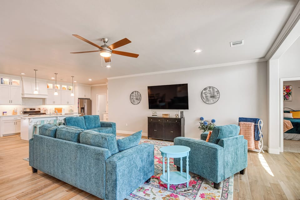 Living Room | Smart TV | Free WiFi | Central Heating & A/C