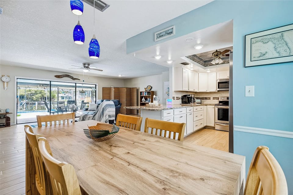 Enjoy meals in a bright dining area the seats six