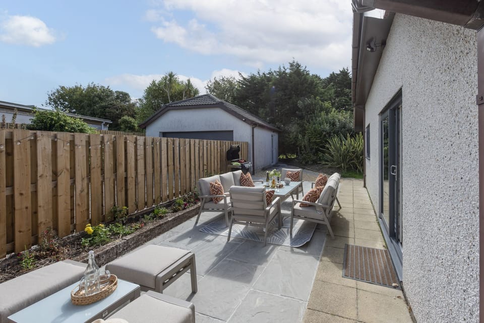 Outdoor patio with BBQ and family seating - Tre Lowen