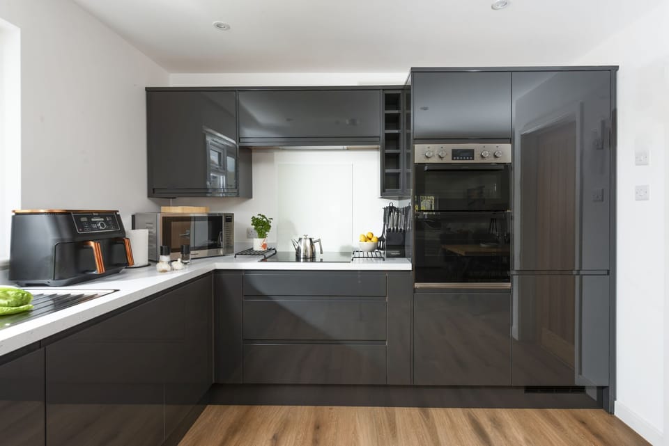 Well-equipped kitchen with storage and cooking facilities - Tre Lowen