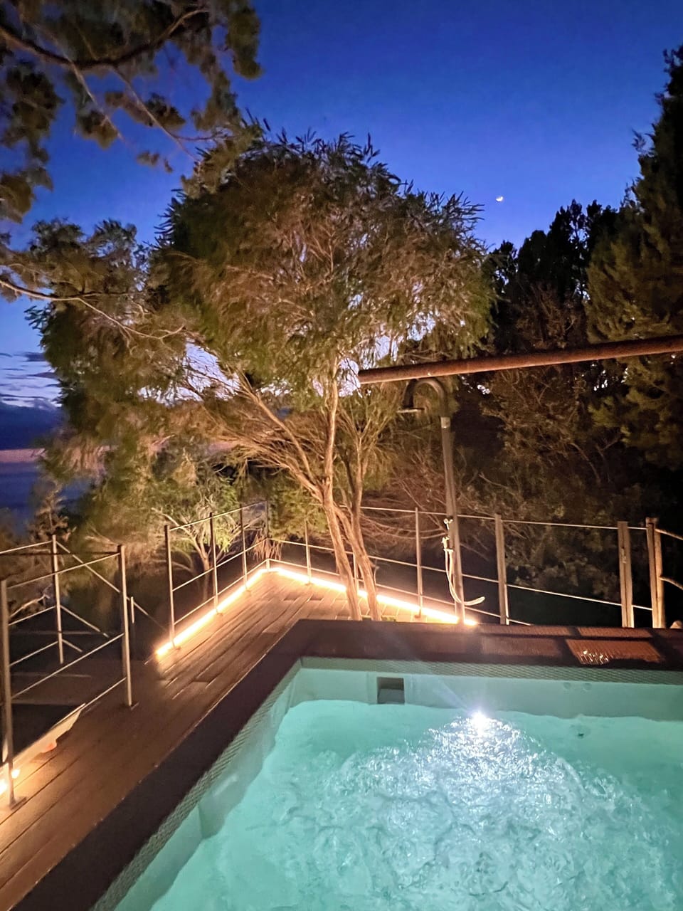 Outdoor spa tub