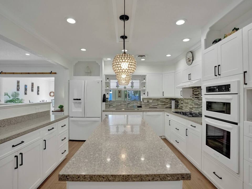Full kitchen with all utensils and cooking essentials needed.