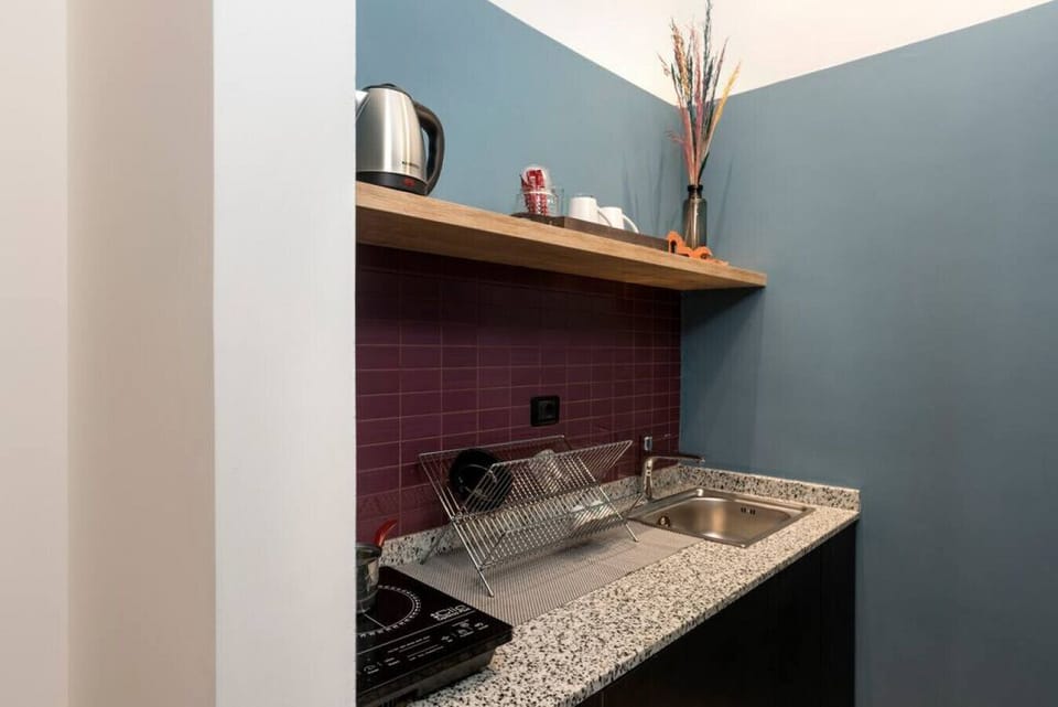 Microwave, stovetop, cookware/dishes/utensils