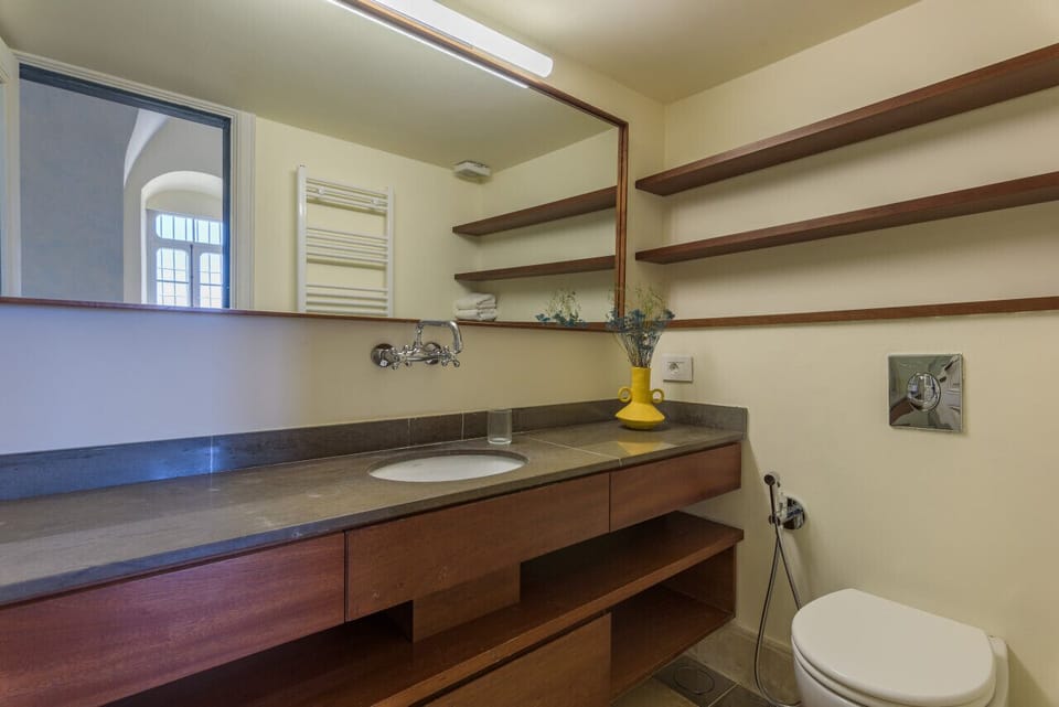 Full Bathroom - The Yellow Room