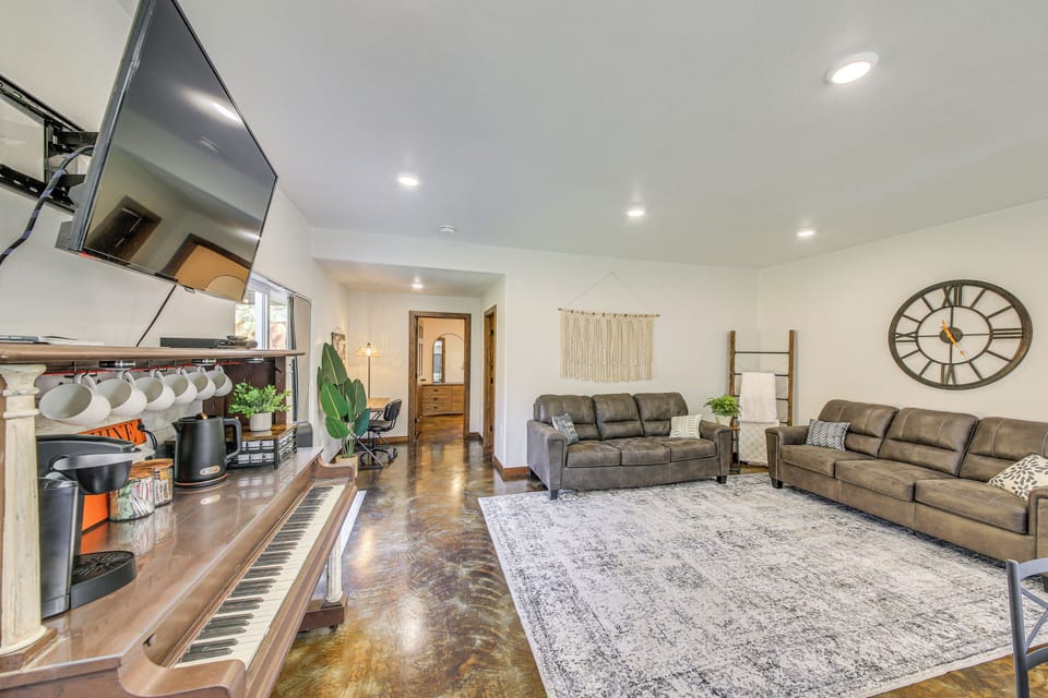 Living Room | Full Sleeper Sofa | Flat-Screen TV | Desk Workspace | Free WiFi