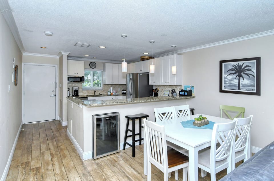 Kitchen - Wine refrigerator
