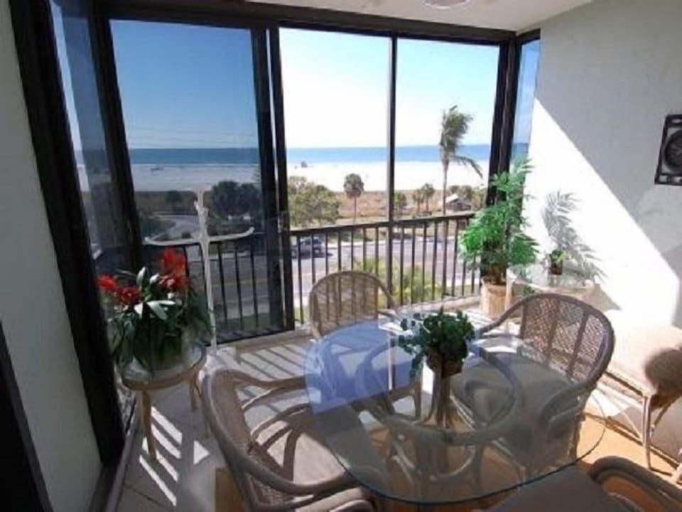 Lanai - Seating for 4 and beautiful views.
