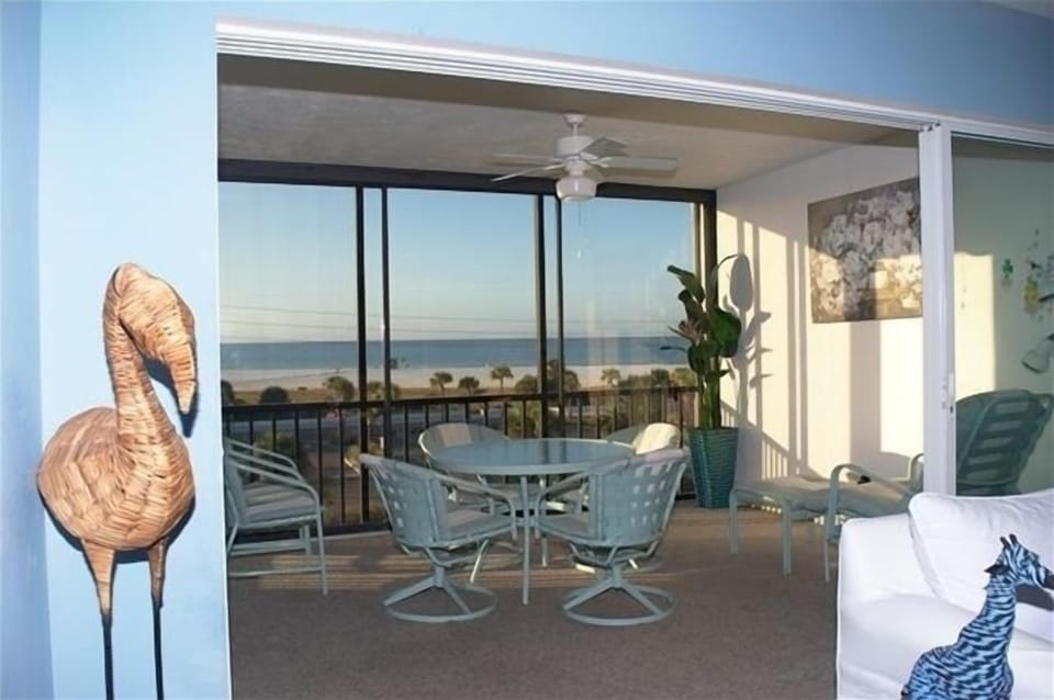 Lanai - Ample seating to enjoy your coffee in the morning on your lanai.
