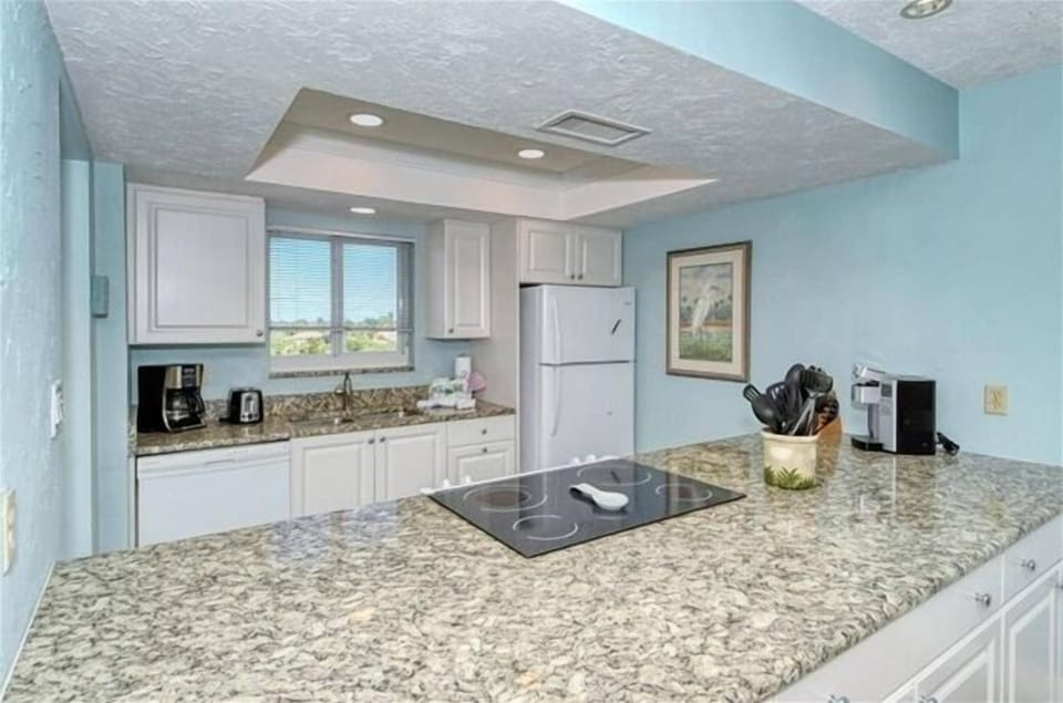 Kitchen - Open concept kitchen with granite countertops.