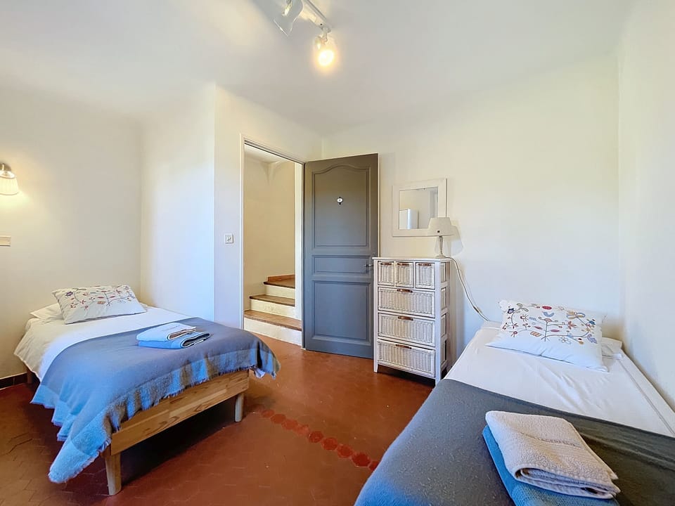 5 bedrooms, desk, iron/ironing board, travel crib