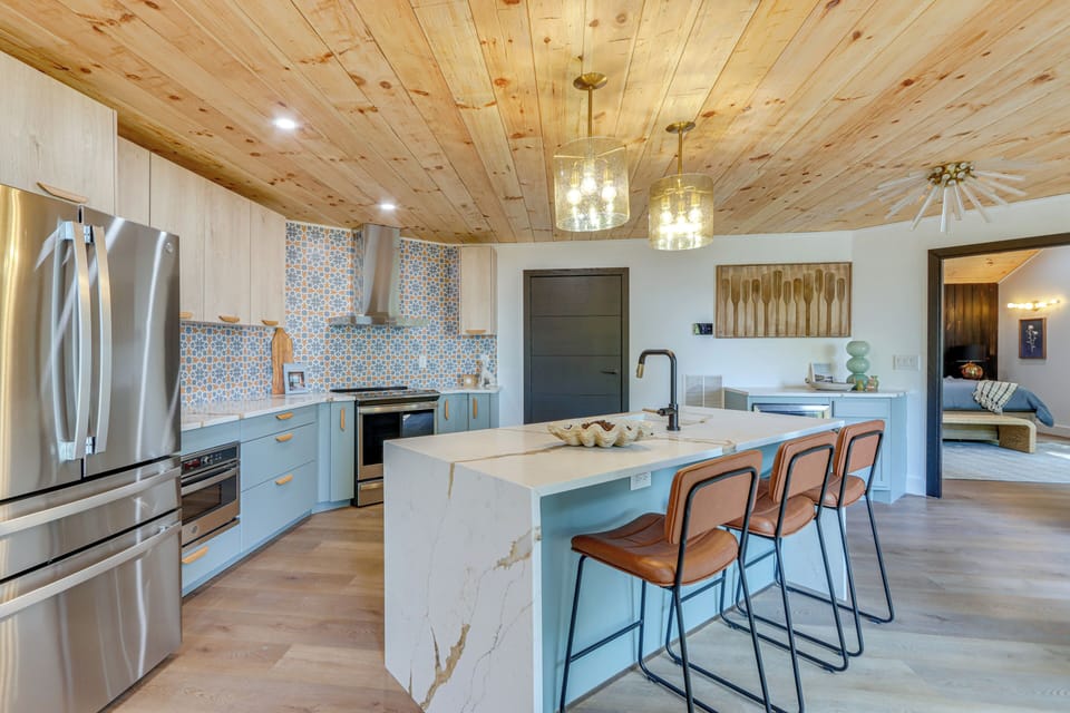 Kitchen | Cooking Basics | Dishwasher | Dual Keurig Coffee Maker | Main Level