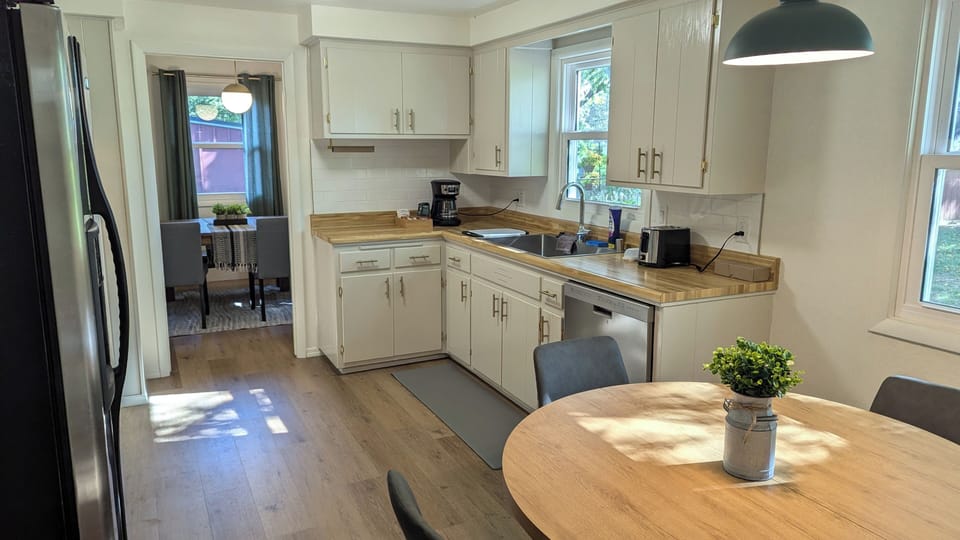 Fully stocked kitchen with a table and four seats.