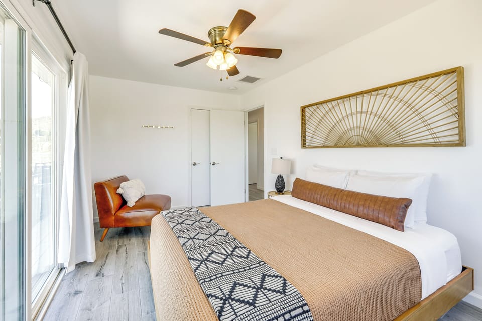 6 bedrooms, desk, iron/ironing board, travel crib