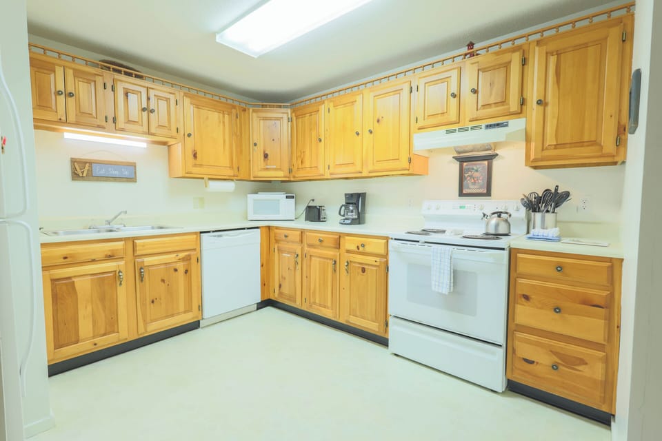 Fridge, microwave, stovetop, dishwasher