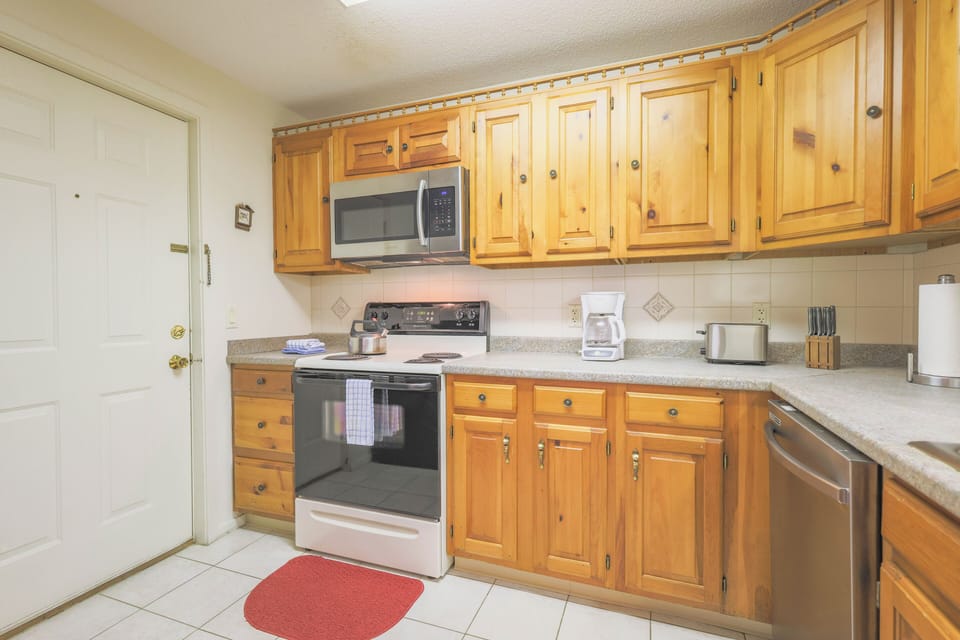 Fridge, microwave, stovetop, dishwasher