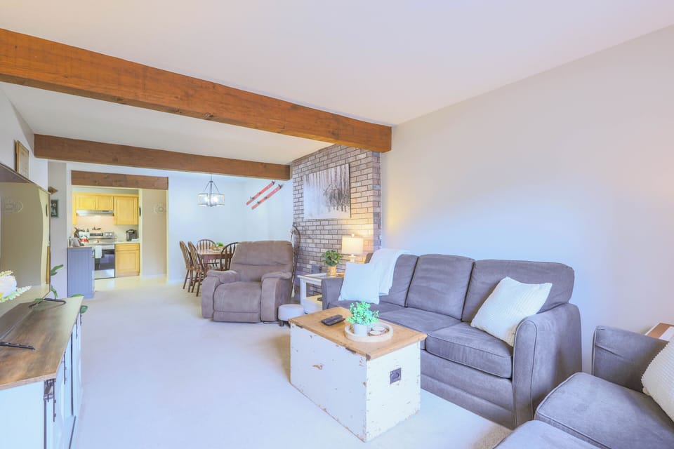 Living area to kitchen